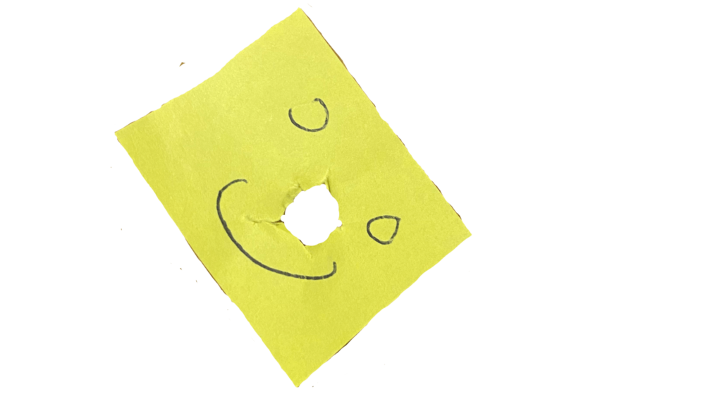 Post it mit Smilie vor die Kamera kleben