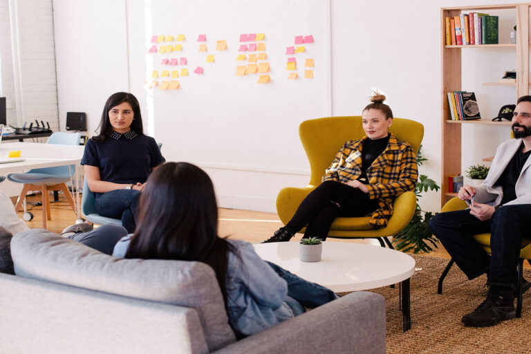 Eine Gruppe an Mitarbeitern im Daily Huddle Meeting.