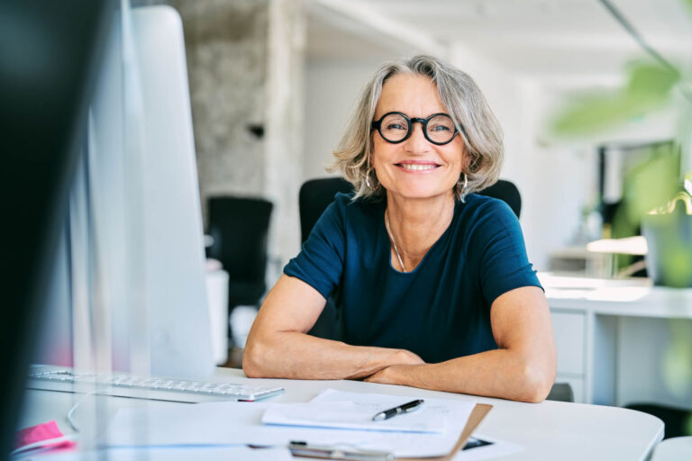 Eine glückliche Frau, die zeigt, was es ausmacht eine gesunde Kultur und Respekt am Arbeitsplatz einzuführen