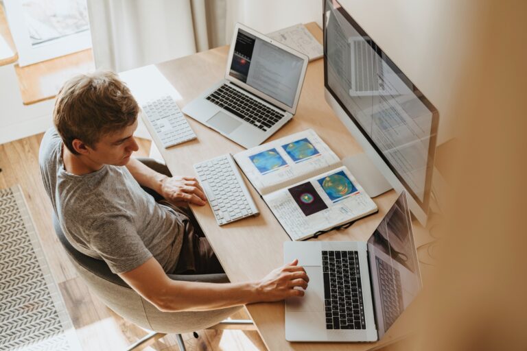 Ein Mann im Home-Office mit mehreren Bildschirmen. Kann das die Zukunft sein?
