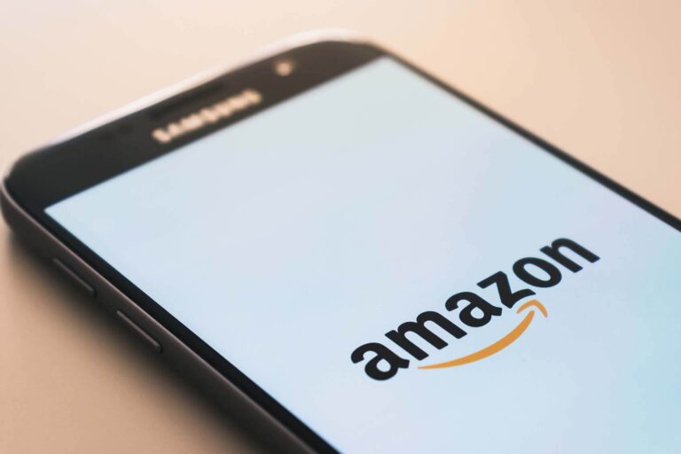 Ein Handy mit Amazon als Screensaver als Titelbild für einen Artikel zum Thema 'Mitarbeiter modern führen'