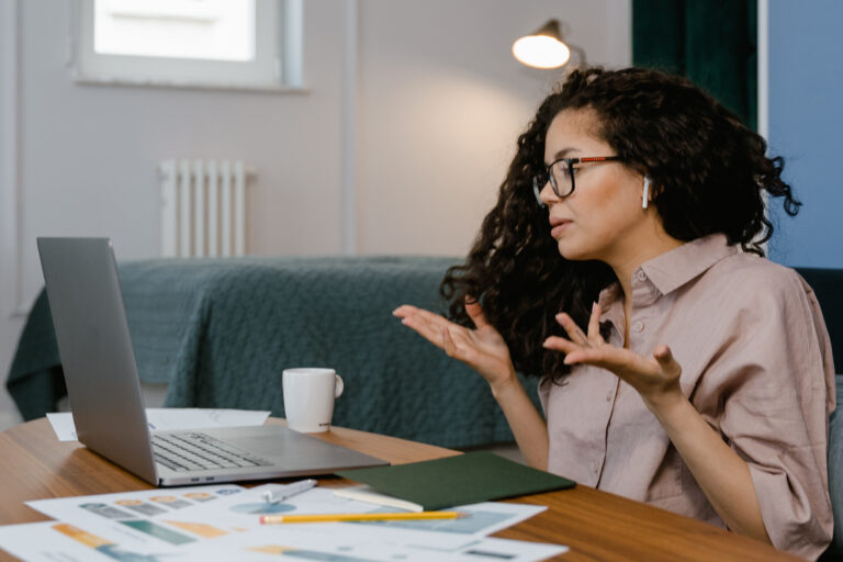 Eine Frau im virtuellen Meeting als Titelbild für einen Artikel über 'Virtuelle Teams Vor- und Nachteile'
