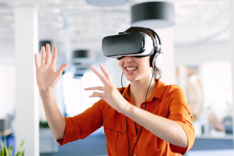 Eine Frau mit VR-Brille bei der Ausbildung als Titelbild für den Artikel 'Warum du in dein Team investieren musst'