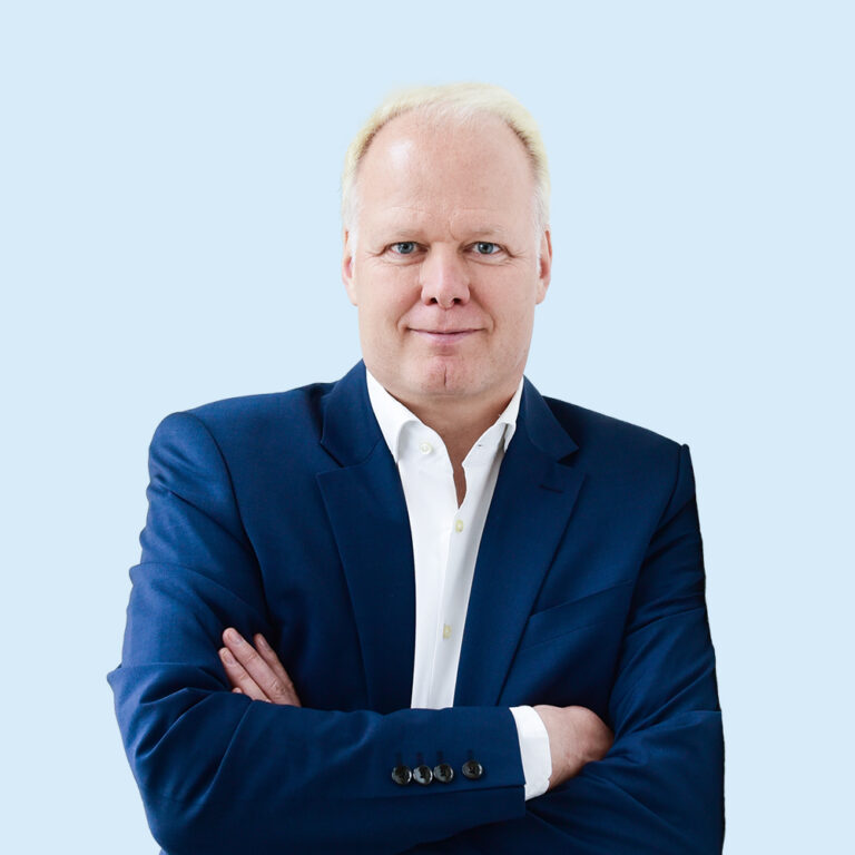 Bild Von Kai Boyd vor einem hellblauen Hintergrund. Das ist das Titelbild für den Workshop 'Beziehungsweise Produktiv'